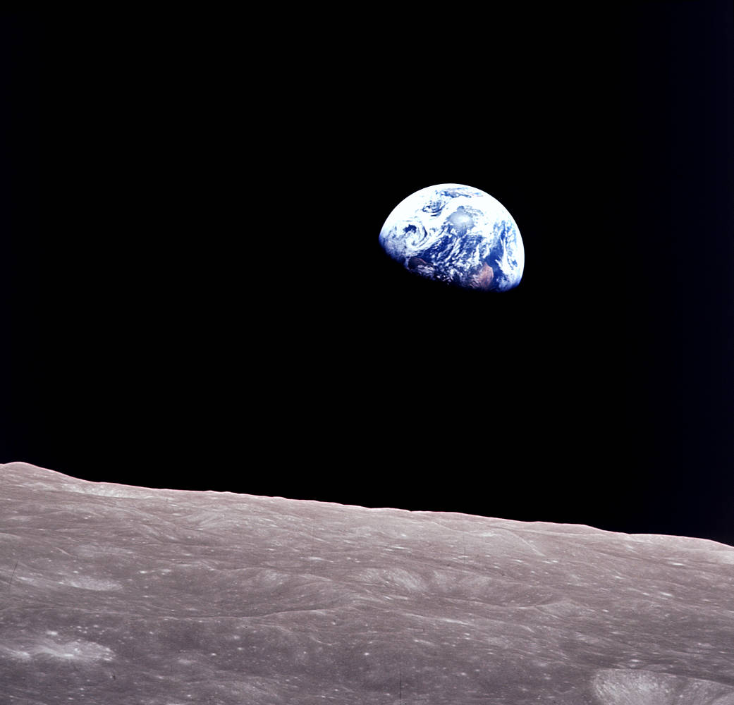 Ikonická fotografia "Úsvitu zeme" Zdroj: NASA