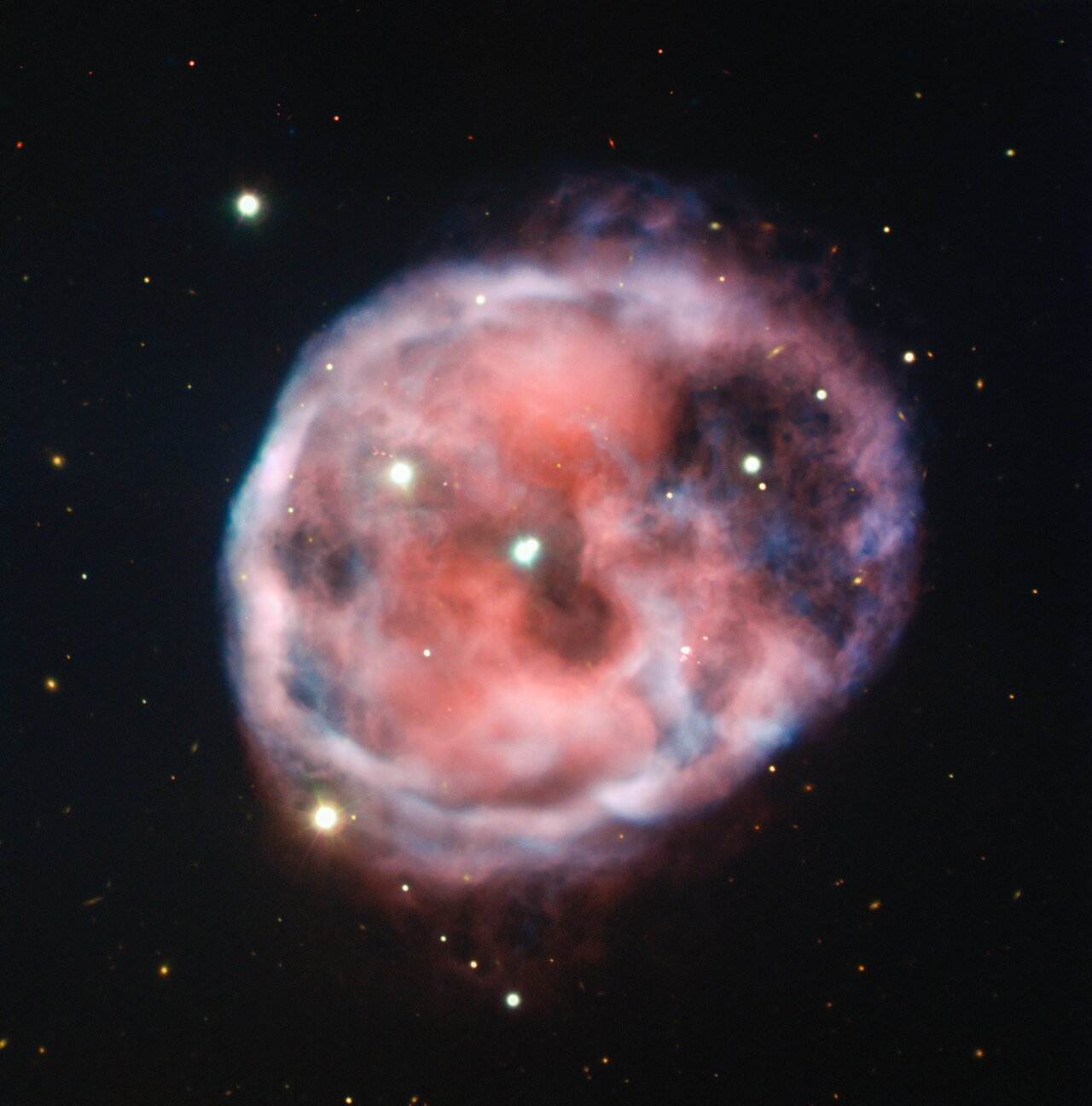 Hmlovina NGC_246_pripominajuca lebku