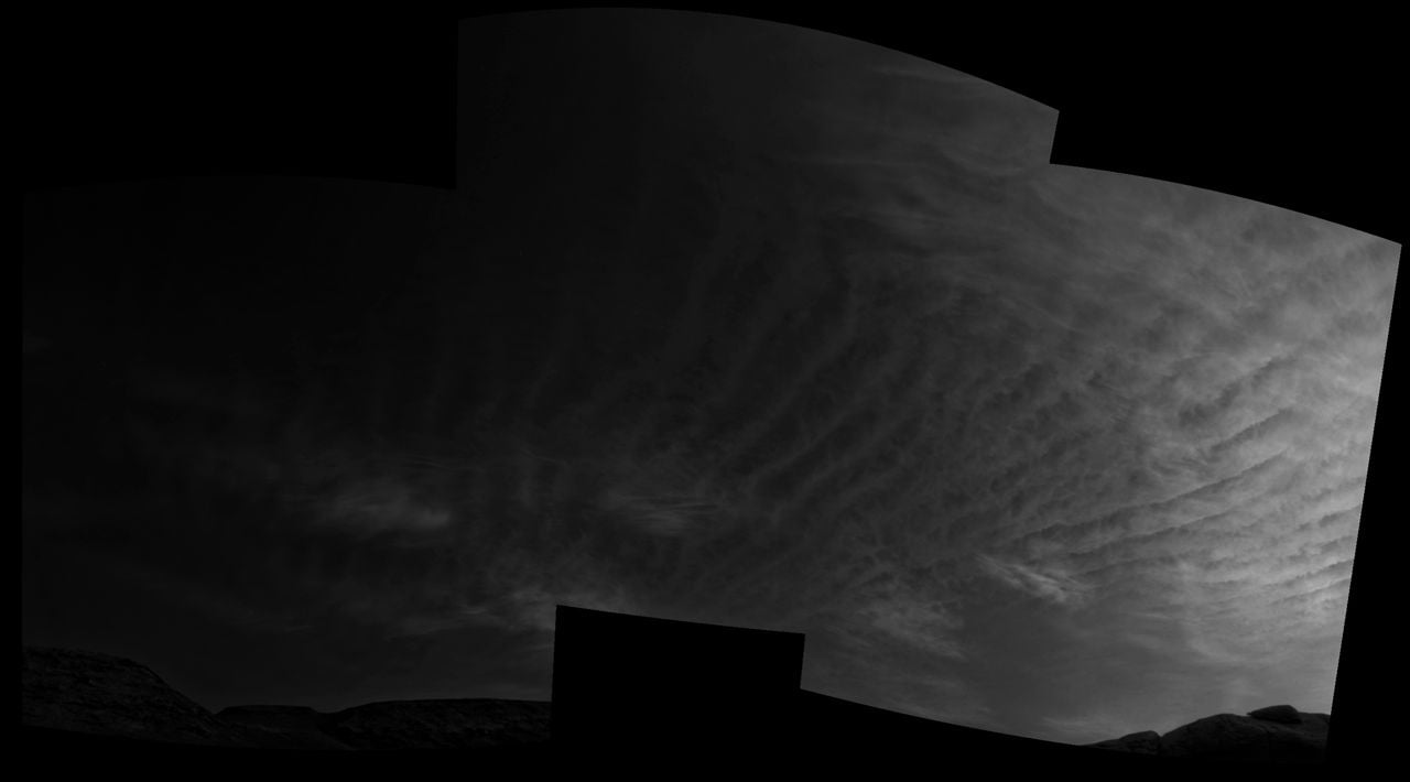 Curiosity-Navigation-Cameras-oblaky na Marse
