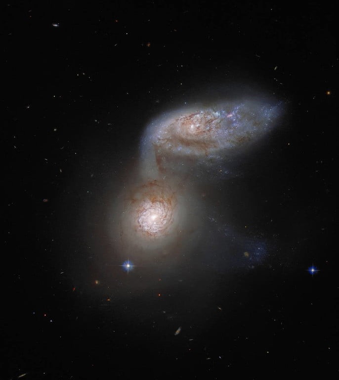 proces zlucovania galaxii NGC 5953 a NGV 5954