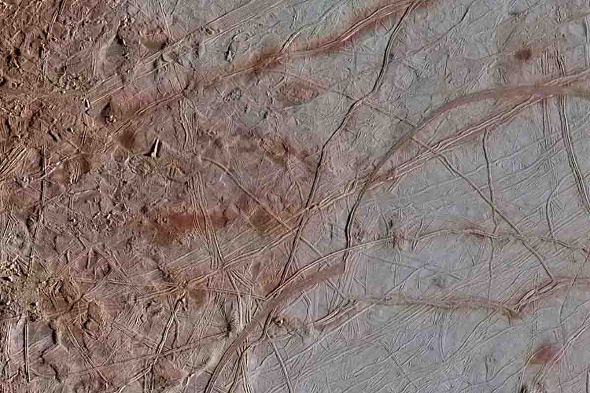 Mesiac Europa dokáže "nasávať" kyslík z povrchu